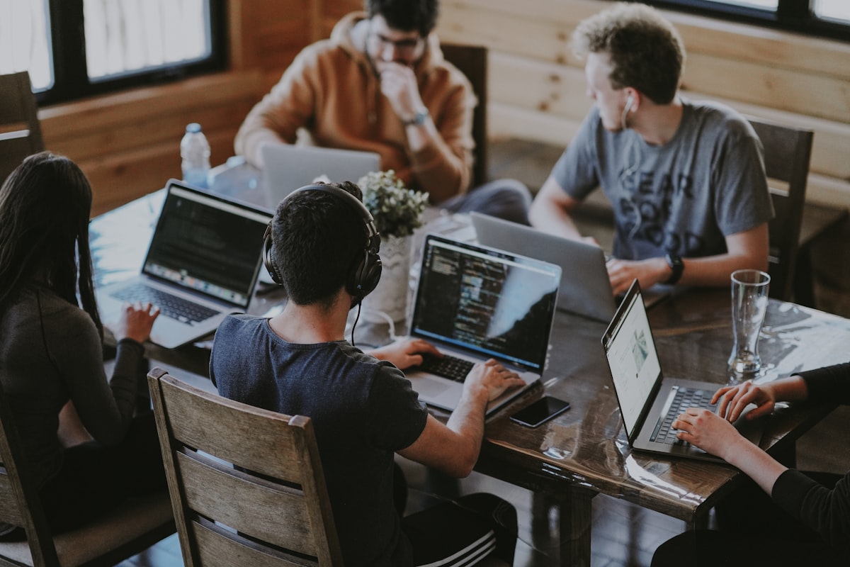 Equipo trabajando en implementación de IA